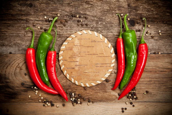 Röd varm chili paprika på gamla träbord — Stockfoto