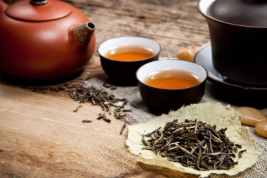 çay bardağı ile eski ahşap masa üzerinde çaydanlık