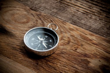 bir ahşap zemin üzerinde pusula