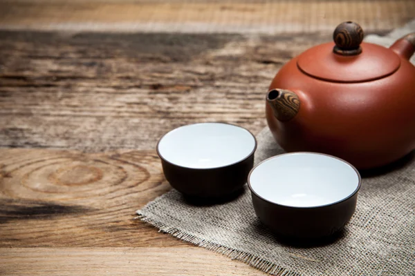 Tasses à thé avec théière sur la table — Photo
