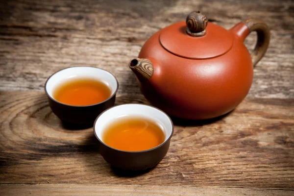 Xícaras de chá com bule na mesa — Fotografia de Stock