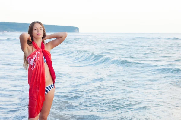 Jeune femme dans un paréo sur la mer — Photo