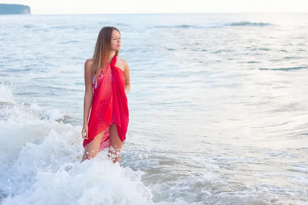 Jeune femme dans un paréo sur la mer — Photo