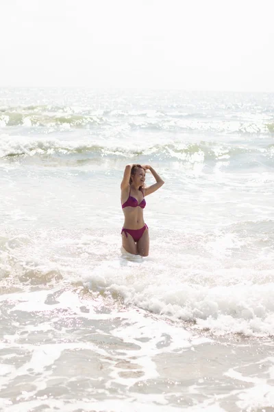 Jeune femme sur la mer — Photo