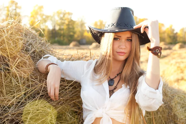 Retrato de mujer con sombrero en el campo . — Foto de Stock