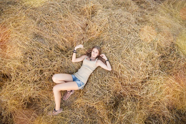 在外地的稻草的美丽女人 — 图库照片