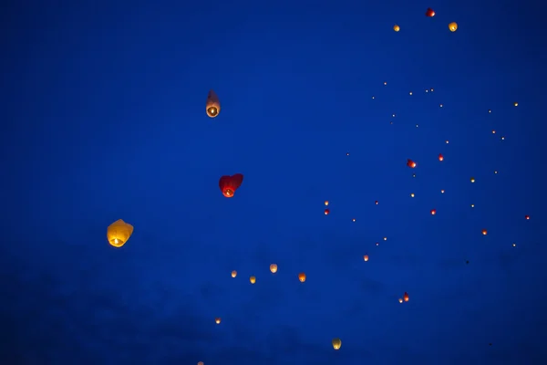 Szív alakú kínai lámpás az éjszakai égbolt — Stock Fotó