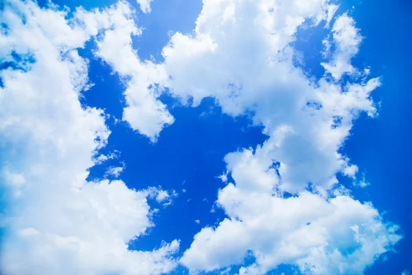 Cielo azul con nubes blancas —  Fotos de Stock