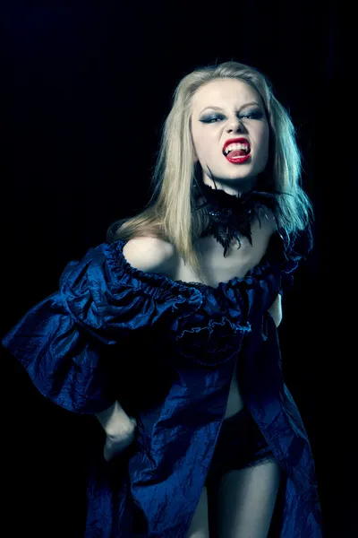 Femme vampire agressif regardant la caméra — Photo