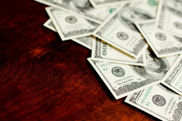 Antecedentes com dinheiro americano notas de cem dólares na mesa — Fotografia de Stock