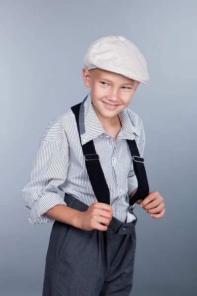 Altmodische Junge und Blick seitwärts auf grauem Hintergrund — Stockfoto