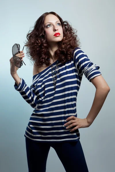 Mujer de moda casual posando con gafas — Foto de Stock