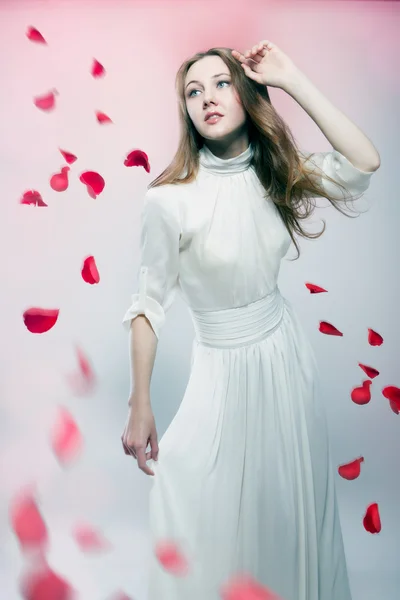 Jeune belle femme avec des pétales de roses — Photo