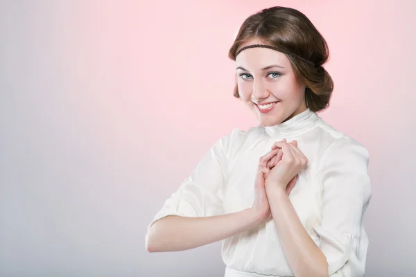 Retrato estilo retrô de mulher bonita com sorriso — Fotografia de Stock