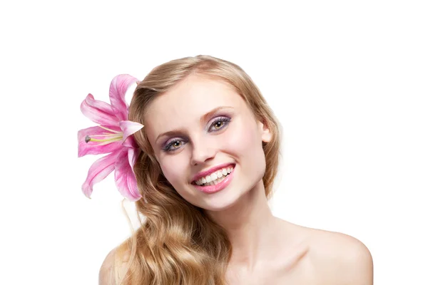 La mujer hermosa joven con la flor en el cabello — Foto de Stock