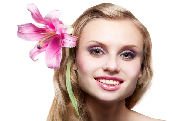 Piękna młoda kobieta z kwiatem we włosach — Zdjęcie stockowe