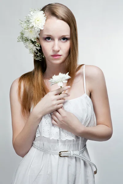 Mujer joven con flores — Foto de Stock