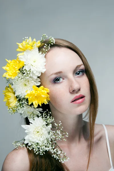 Jovem com flores — Fotografia de Stock