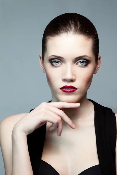 Módní ženu s tmavý make-up — Stock fotografie