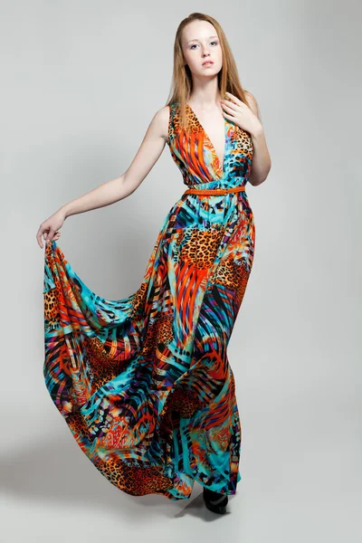 Junge Frau in einem farbenfrohen Kleid — Stockfoto