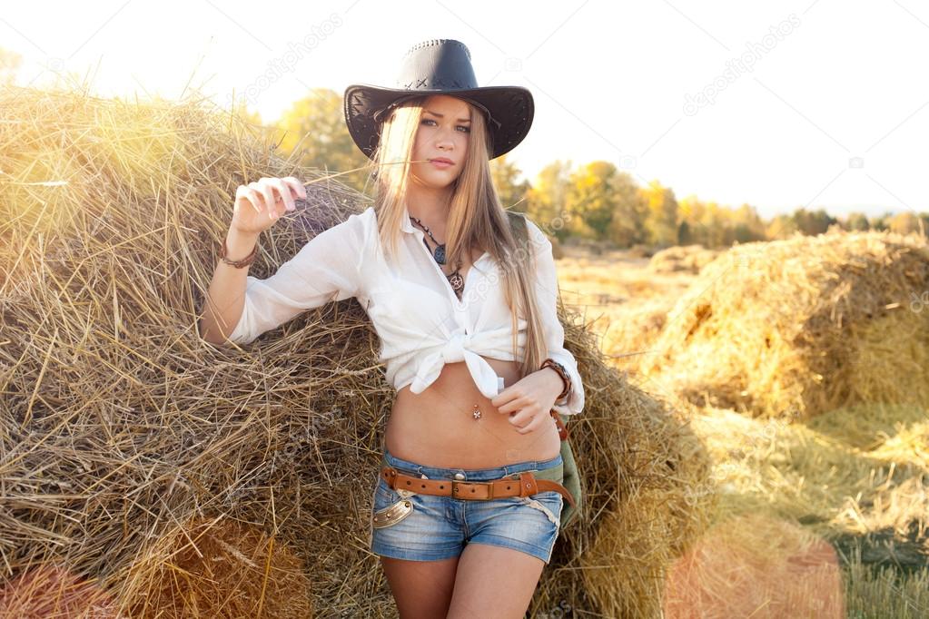 Portrait of woman in hat at the field.