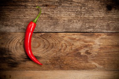 Eski ahşap masada kırmızı kırmızı kırmızı biber