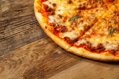 Bolognese pizza ahşap tablo.