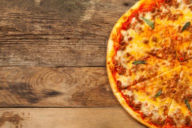 Bolognese pizza ahşap tablo.