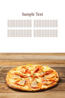Salmone pizza ahşap tablo.