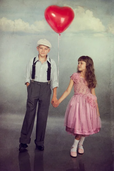 Kinder laufen mit einem Luftballon — Stockfoto