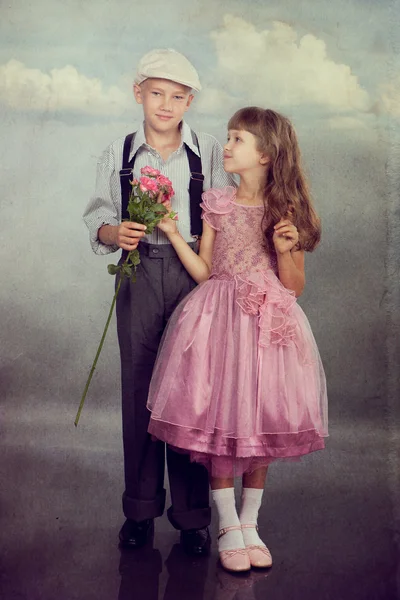 Der Junge schenkt dem Mädchen eine Blume — Stockfoto