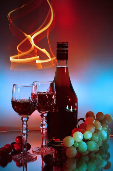 Бутылка, стакан коньяка (бренди) и гроздь винограда — стоковое фото