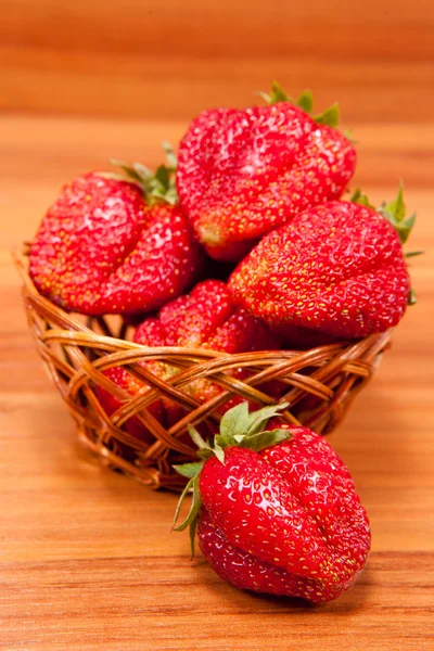 Aardbeien in een kleine pottle op houten tafel — Stockfoto