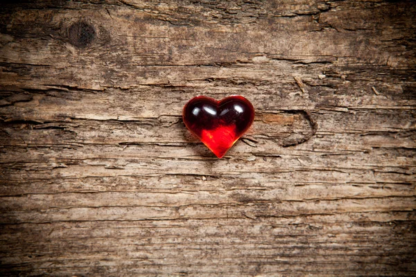 Rood hart op oude houten tafel — Stockfoto