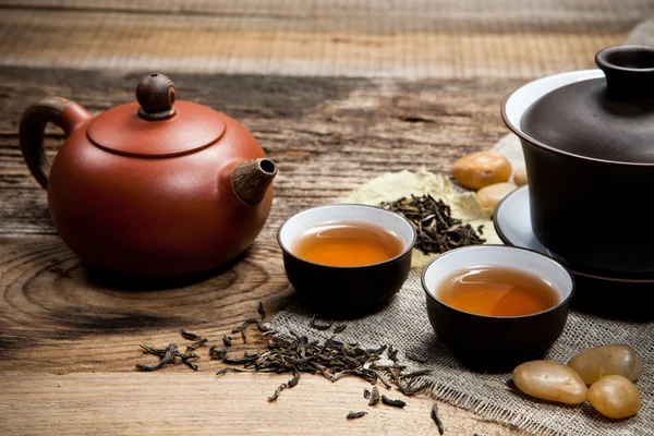 Tea cups with teapot on table — Stock Photo, Image