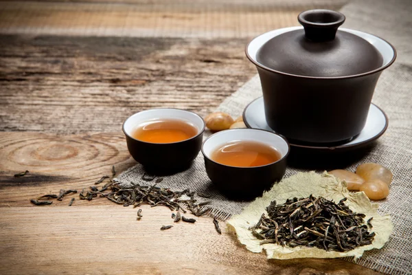 Teetassen mit Teekanne auf dem Tisch — Stockfoto