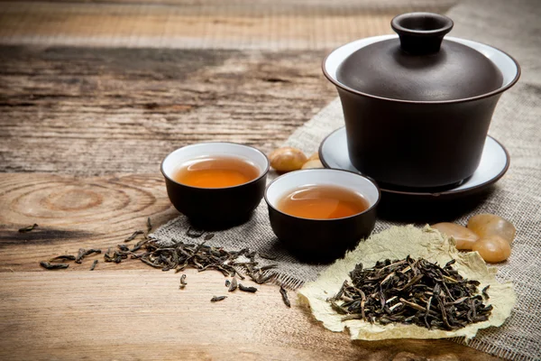 Tea cups with teapot on table — Stock Photo, Image