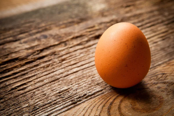 Enda ägg på träbord — Stockfoto