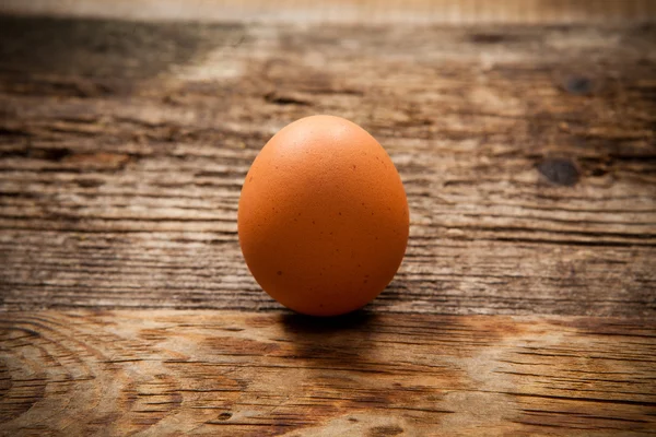 Одно яйцо на деревянном столе — стоковое фото
