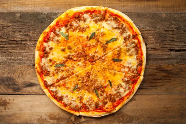 Bolognese pizza ahşap tablo.