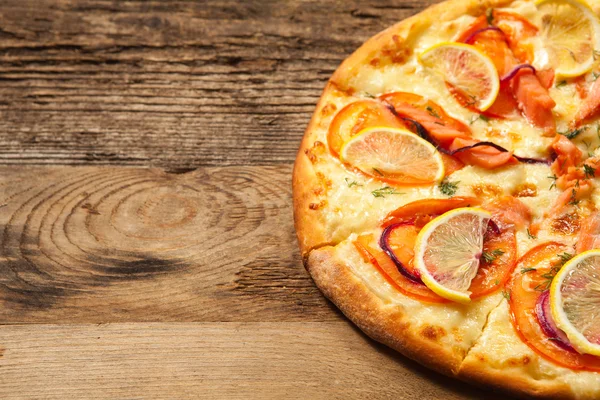 Salmone pizza på träbord. — Stockfoto