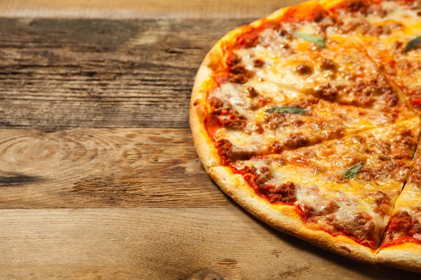 Pizza boloñesa sobre mesa de madera . —  Fotos de Stock