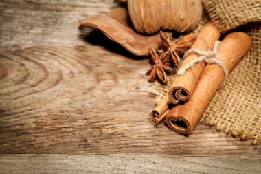 tarçın ve anasonu eski ahşap tablo