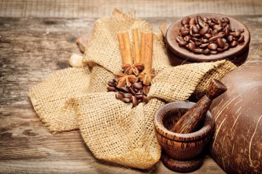 Tarçın, yıldız anason ve kahve çekirdekleri eski ahşap tablo