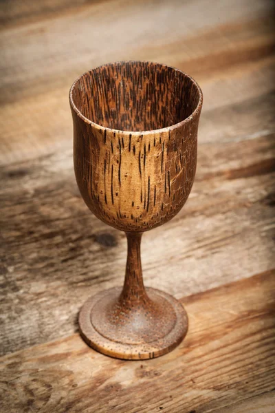 Verre en bois sur une vieille table en bois — Photo