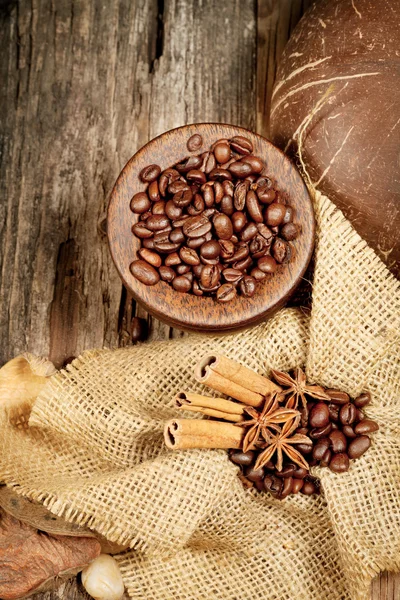 Kanel, stjärnanis och kaffebönor på gamla träbord — Stockfoto