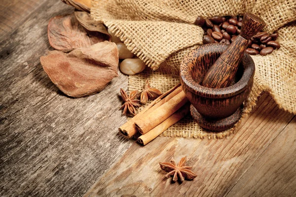 Canela, anís estrellado y granos de café sobre una vieja mesa de madera — Foto de Stock