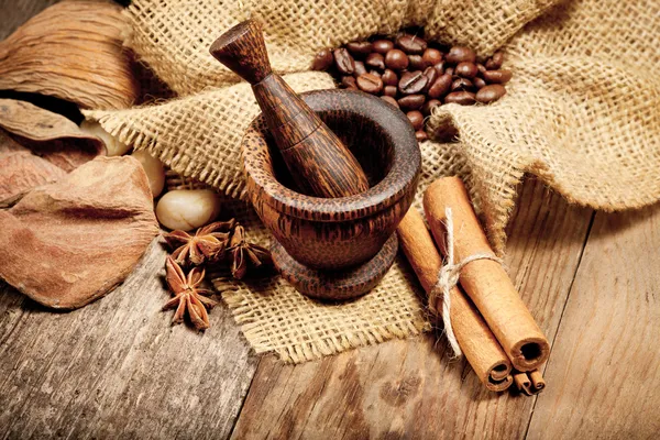 Cannelle, anis étoilé et grains de café sur une vieille table en bois — Photo