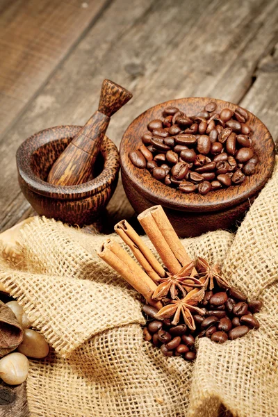 Cannelle, anis étoilé et grains de café sur une vieille table en bois — Photo