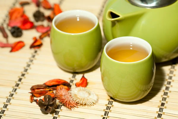 Tazas de té con tetera en la mesa —  Fotos de Stock